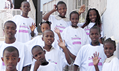 Kinder aus Haiti mit T-Shirts