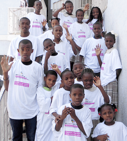 Kinderheimkinder mit T-Shirts von WIRmachenDRUCK