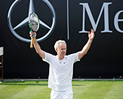 John McEnroe ist der erste Sieger bei der Rasen-Premiere