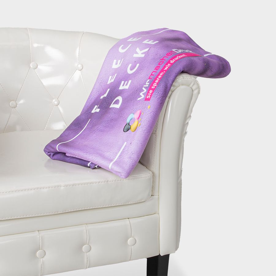 Kuschelige Fleecedecke mit individuellem Druck auf Sofa, Anwendungsbeispiel 