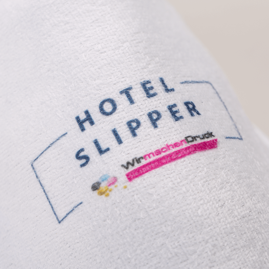 Detailansicht weißer Hotelslipper aus weichem Frottee, individuell bedruckbar