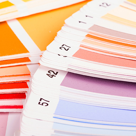 Zwei aufgefächerte Farbfächer mit Gelb- bis Lilatönen des Farbsystems HKS