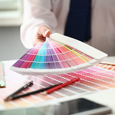 Hand mit ausgebreitetem Farbfächer für Sonderfarben HKS oder Pantone