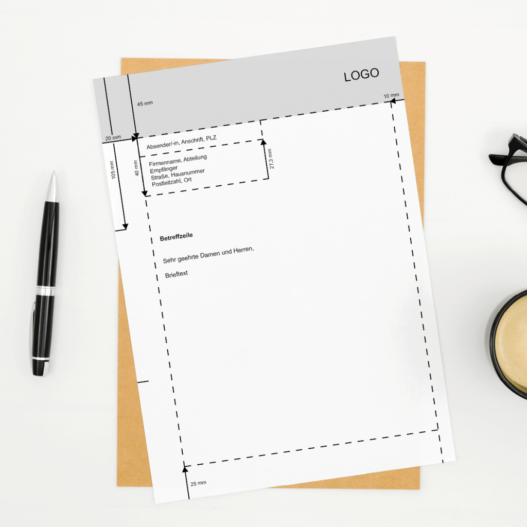 Geschäftsbrief in DIN-konformer Schriftgröße neben einem Kugelschreiber auf einem Tisch