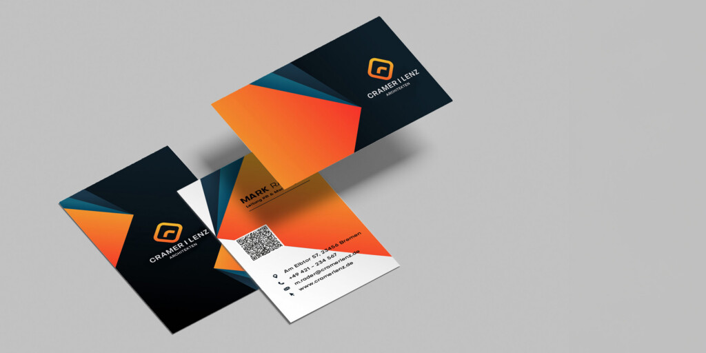 Zwei Business Cards im Hochformat und eine im Querformat in klassischer Visitenkartengröße