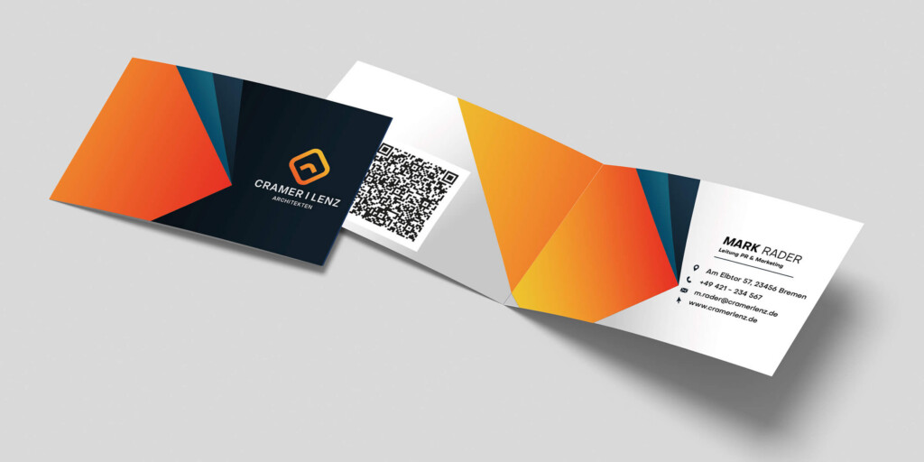 Innen- und Außenseite einer Klappvisitenkarte mit Visitenkartengröße von 85 x 55 mm
