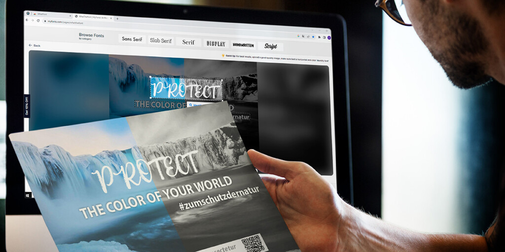 Mann mit Plakat im selben Design wie daneben auf Screen mit Tool zum Schriftart Erkennen auf Bildern