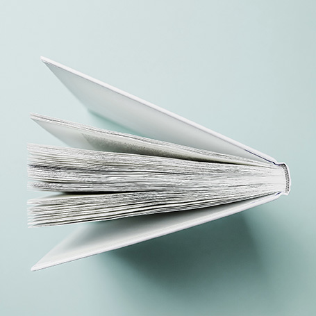 Stehendes, aufgeklapptes Buch von oben aufgenommen als zentrales Element des Selfpublishings