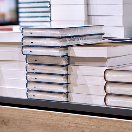 Im Selfpublishing erschienen: mehrere Stapel Hard- und Softcoverbücher im Verkaufsregal