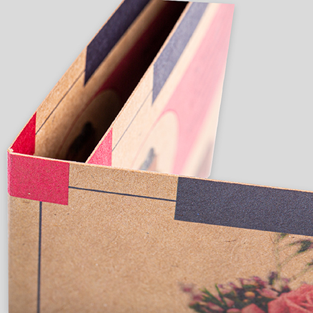 Nahaufnahme eines bunt bedruckten 6-seitigen Flyers aus braunem Papier mit Wickelfalz