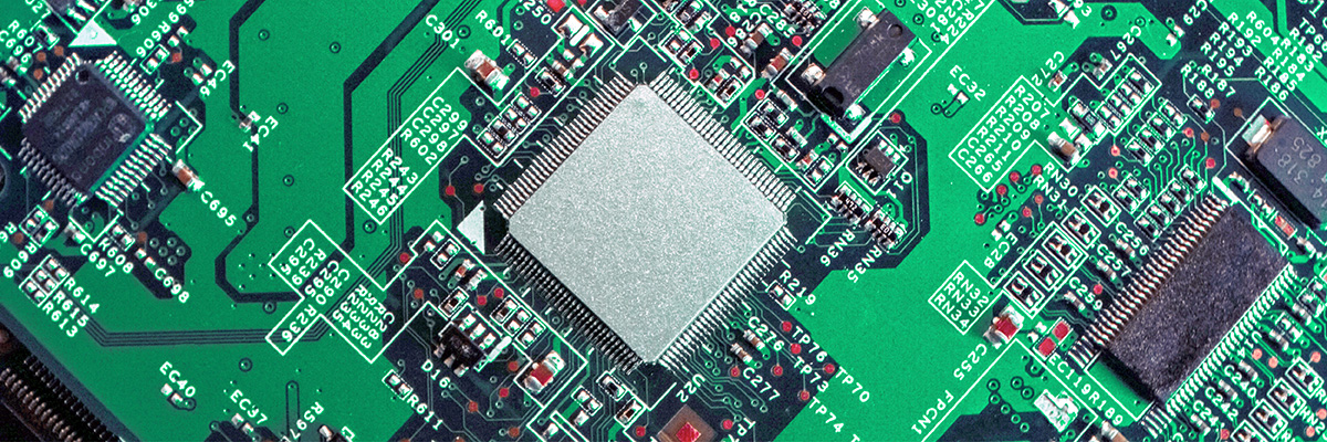 Druckproduktion 2026: Nahaufnahme einer grünen Leiterplatte mit einem Schaltkreis