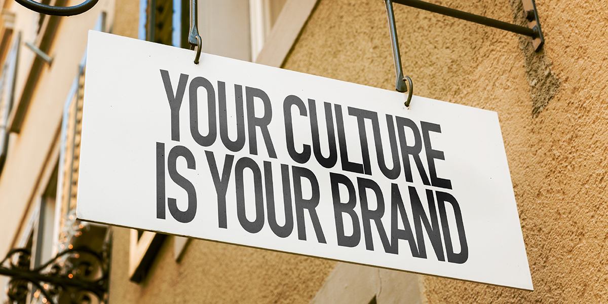 Firmenschild mit der Aufschrift "YOUR CULTURE IS YOUR BRAND" als Beispielbild für Corporate Design