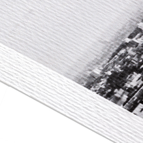 Papiersorten: Nahaufnahme von strukturiertem, schwarz-weißem Hahnemühle-Papier