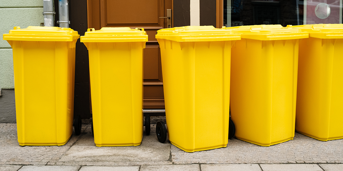 gelbe Mülltonnen als Symbolbild für das Verpackungsgesetz von 2019 bezüglich Verpackungsarten