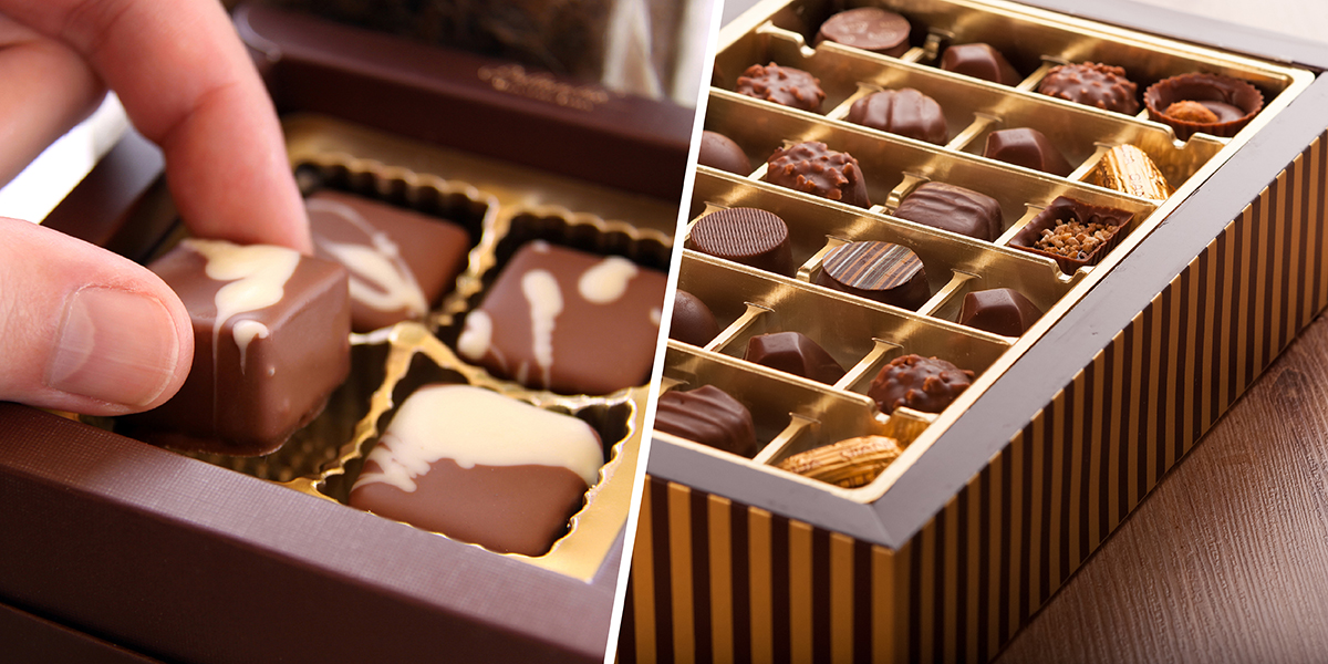Verpackungsarten: Person nimmt Pralinen aus Pralinenschachtel, Pralinen in bedruckter Schachtel