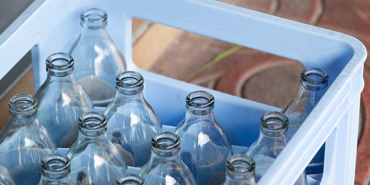 Verpackungsarten: Nahaufnahme von offenen Wasserflaschen in einem Kasten