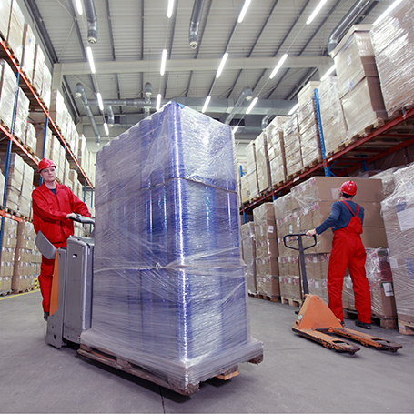 Verpackungsarten: 2 Personen im Lager mit Palette, die umwickelt mit Stretchfolie ist