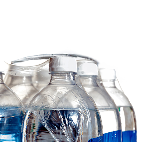 Verpackungsarten: Nahaufnahme von Wasserflaschen mit durchsichtiger Umverpackung aus Plastik