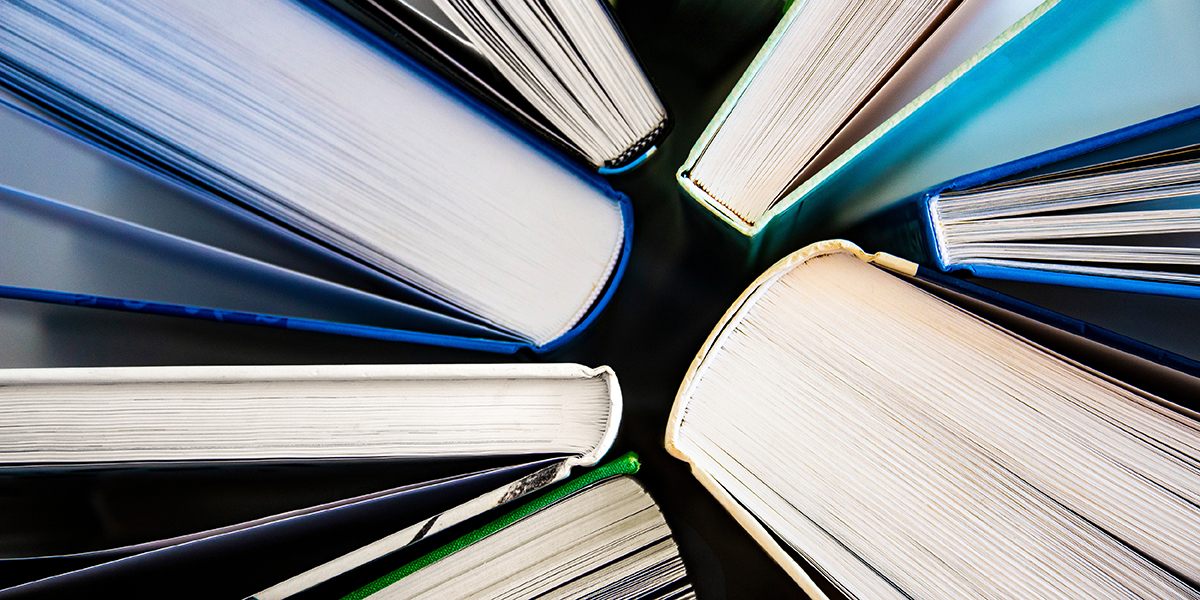 Viele Bücher aus der Vogelperspektive mit rundem oder geradem Buchrücken