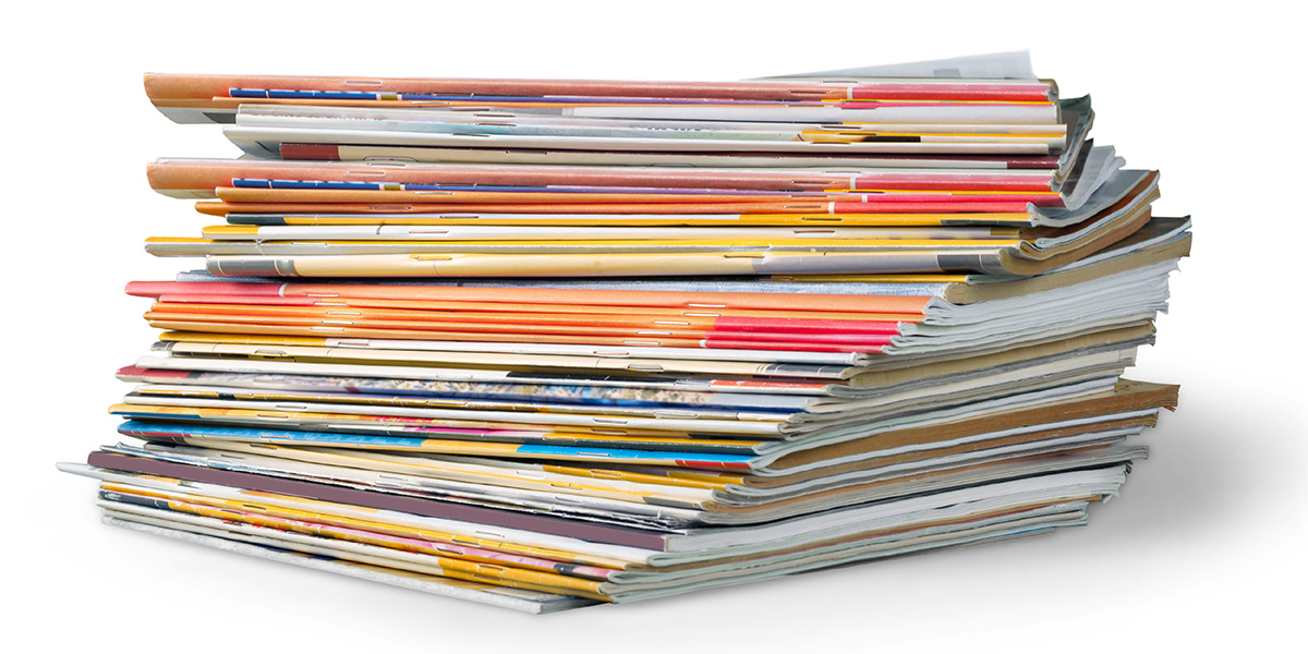 Bindeart Klammerheftung: viele gestapelte, bunt bedruckte Hefte