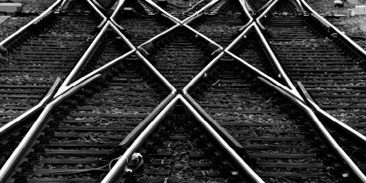 Beispiel für den Hell-Dunkel-Kontrast: Schienen am Frankfurter Hauptbahnhof in Schwarz-Weiß