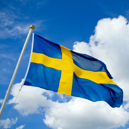 Der Farbkontrast Komplementärkontrast: die schwedische Flagge in Blau und Gelb vor blauem Himmel