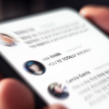 Handy mit verschwommenem Chat-Verlauf in Versalien: "YOU'RE TOTALLY WRONG!"