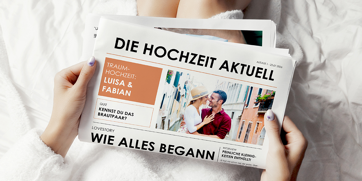 Eine Frau sitzt im Bademantel im Bett und liest eine Hochzeitszeitung (Titelblatt)