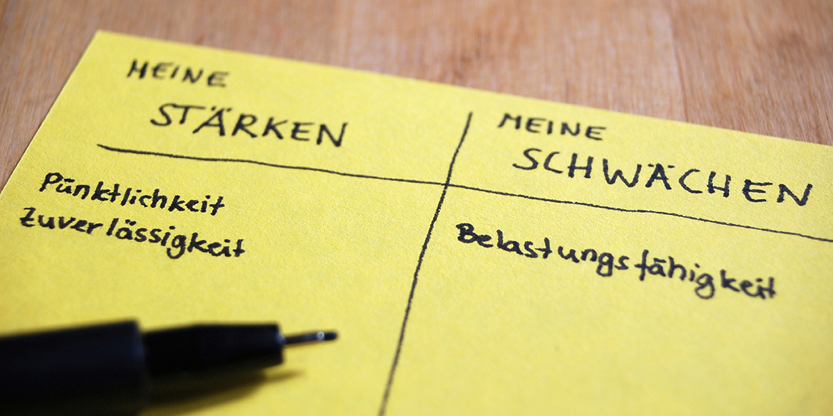 Gelber Zettel: "meine Stärken: Pünktlichkeit, Zuverlässigkeit", "meine Schwächen: Belastungsfähigkeit"