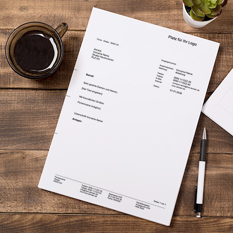 Vorschaubild Brief nach DIN 5008 auf Holztisch, daneben Kaffeetasse, Pflanze und Kugelschreiber