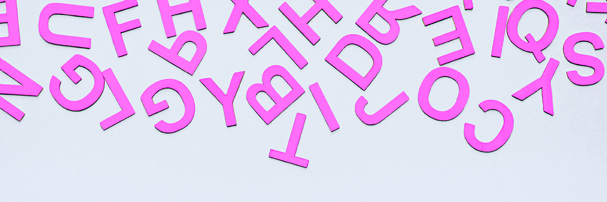 Viele Versalien/Großbuchstaben in Pink auf hellblauem Hintergrund