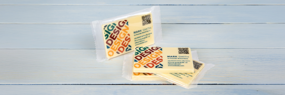 Visitenkartenidee aus außergewöhnlichem Material: weiße Schokolade; mit Logo, Kontaktdaten und QR-Code