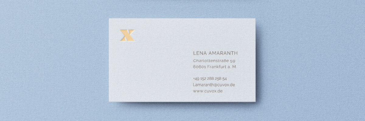 Visitenkartenidee: minimalistisches Design, geprägtes X-Logo und Kontaktdaten in Braun auf Weiß