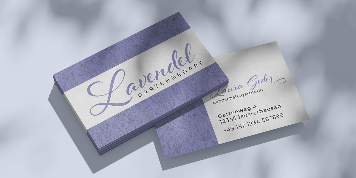 Visitenkartenidee mit Typografischen Elementen: mit geschwungener Schrift in Violett und Blumenmuster