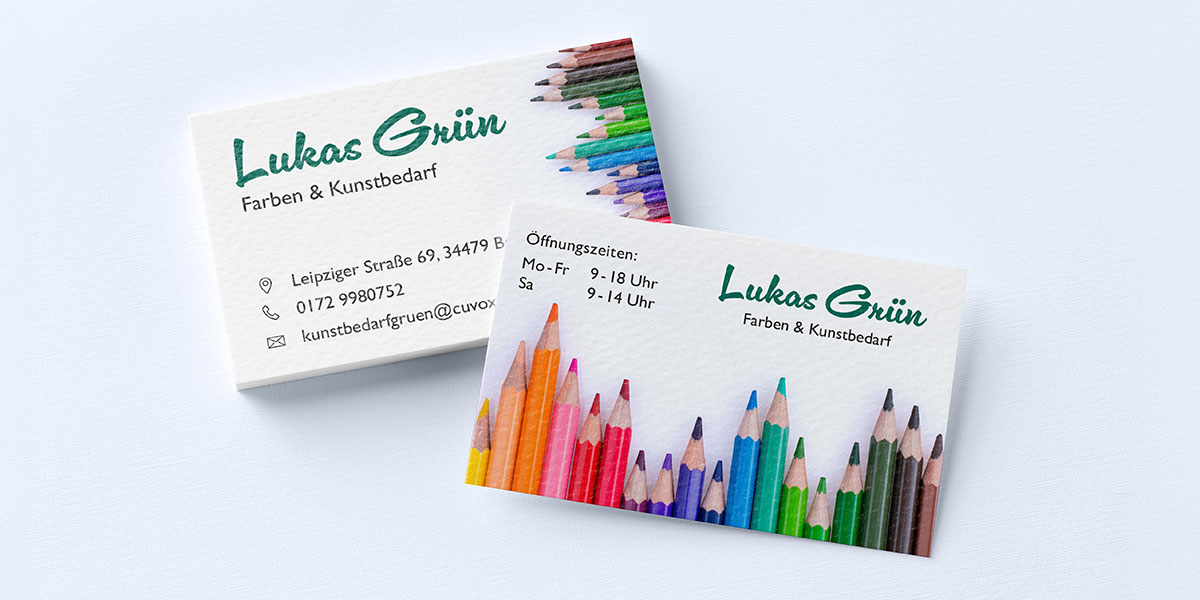 Visitenkarte für Kunstbedarf, Vorderseite: Kontaktdaten, Rückseite: Öffnungszeiten, Buntstift-Motiv