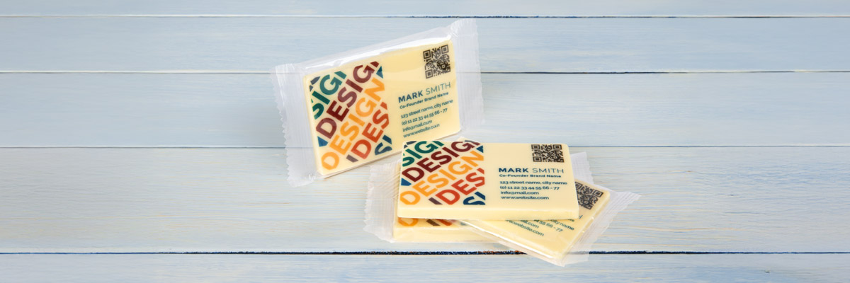 Visitenkartenidee aus außergewöhnlichem Material: weiße Schokolade; mit Logo, Kontaktdaten und QR-Code