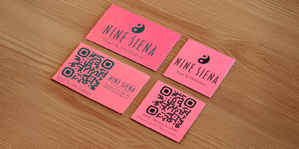 Visitenkartenidee mit interaktivem Element: mit QR-Code, außerdem: Logo, Kontaktdaten, Call-to-Action