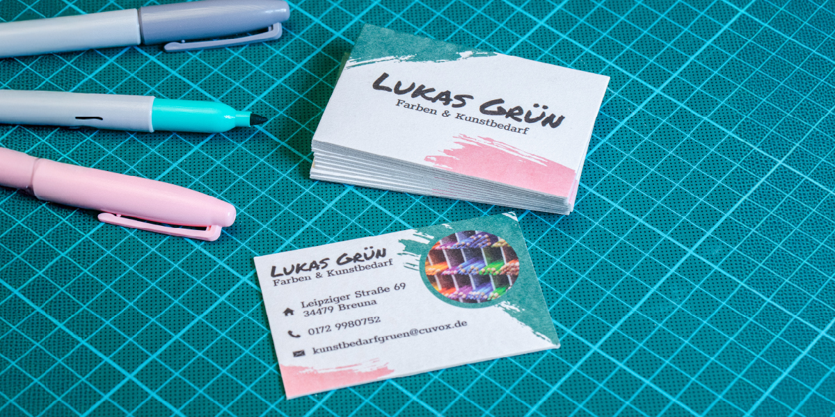 Visitenkarte für Kunstbedarf, Vorderseite: Kontaktdaten, Rückseite: Öffnungszeiten, Buntstift-Motiv