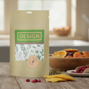 Bild eines Standbodenbeutels auf einem Holztisch, daneben eine Schale mit Trockenfrüchten.