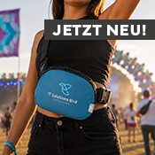 Frau mit blauer, individuell bedruckter Bauchtasche auf einem Festival 