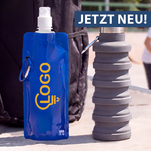Zwei faltbare Trinkflaschen vor einem schwarzen Rucksack – eine blaue mit Logo und eine graue geriffelte Zwei faltbare Trinkflaschen vor einem schwarzen Rucksack – eine blaue mit Logo und eine graue geriffelte