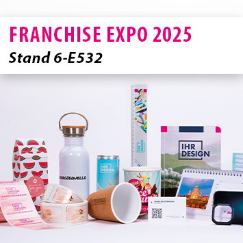 Bedruckte Produkte wie Etiketten, Trinkflasche & Kalender vor Weiß mit Eventnamen & Standnr.