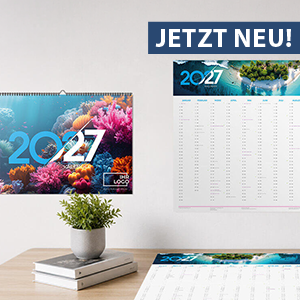 Neue Kalendervorlagen 2027 - zu sehen sind zwei Wandkalender und ein Tischkalender, der zusammen mit einer Pflanze und Büchern auf einem Schreibtisch liegt