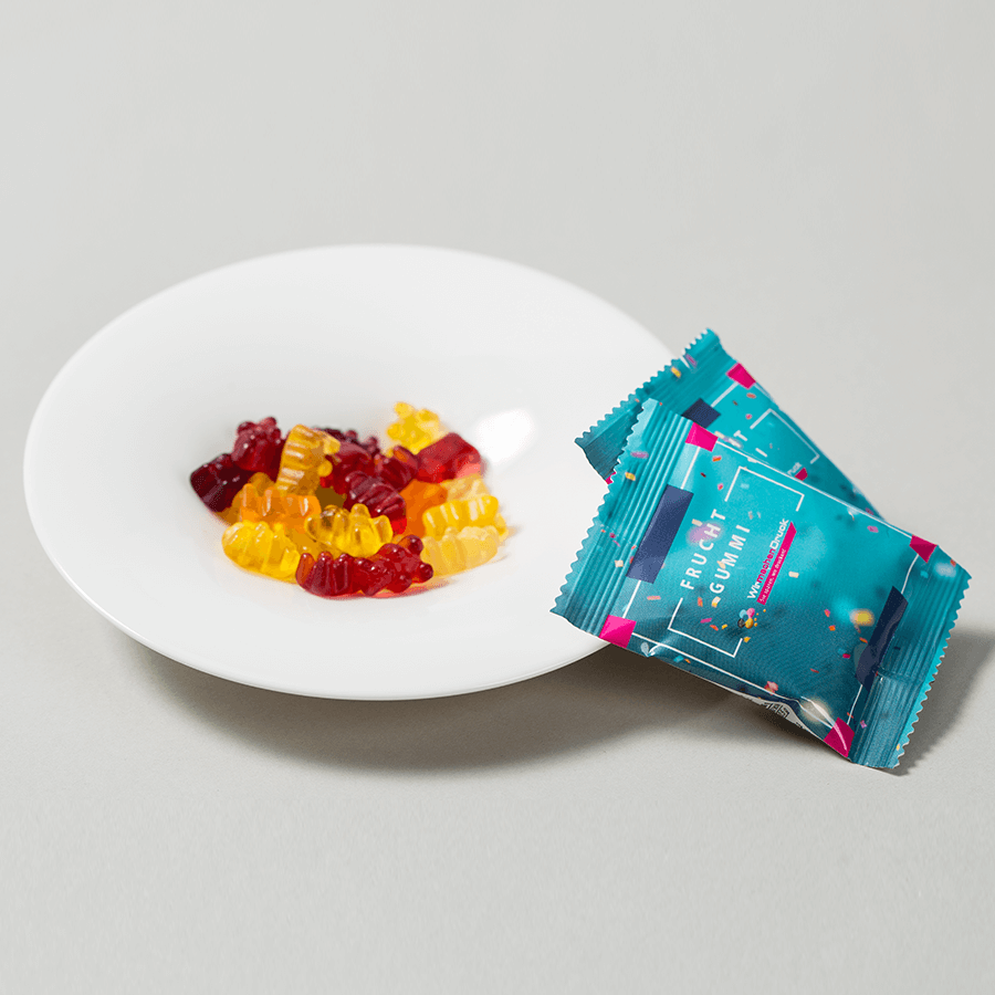 Gummibärchen ausgepackt auf Teller