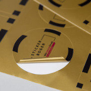 Detail goldfarbener Etikettenbogen
