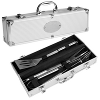 geschlossener und offener Aluminiumkoffer mit Grillbesteck