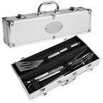 geschlossener und offener Aluminiumkoffer mit Grillbesteck