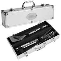 geschlossener und offener Aluminiumkoffer mit graviertem Grillbesteck