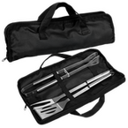 geschlossene und offene schwarze Tasche mit Grillbesteck