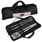 geschlossene und offene schwarze Tasche bedruckt mit graviertem Grillbesteck
